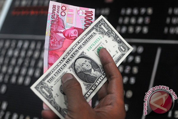 Economists predict rupiah will end the year at Rp14,100 against dollar