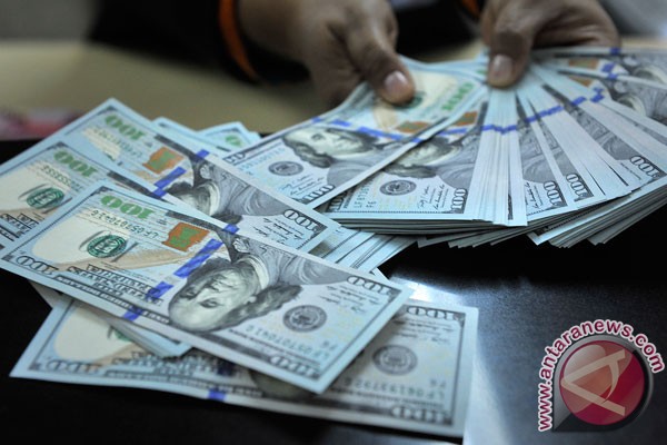 U.S. dollar rises on Fed comments