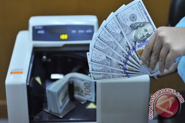 U.S. dollar gains on hawkish Fed official comments