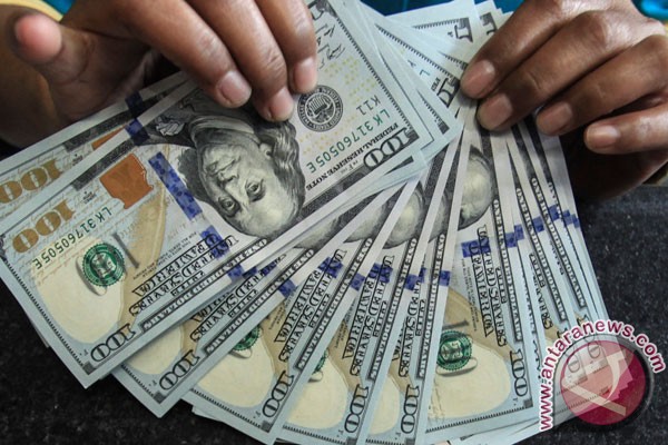 US dollar slips despite upbeat economic data