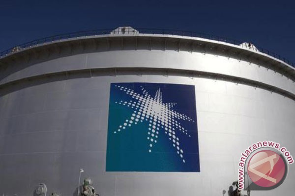 Oil Rises on Strong Economic Data